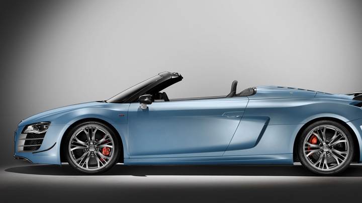 Side Pose Of 2011 Audi R8 GT Spyder in Blue